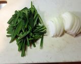 卵ふわふわニラと玉ねぎのお味噌汁作り方1写真