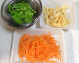❁麺つゆで簡単♪人参と絹さやの炒り煮❁作り方1写真