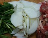 ニラ　玉ねぎ　豚肉のオイスターソース炒め作り方1写真