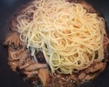 豚肉とキノコのガリバタ焦がし醤油パスタ作り方8写真