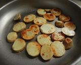 簡単★新じゃがと豚肉のオイスター炒め作り方3写真