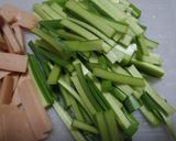 ニンニク茎と魚肉ハム…ウスターソース炒め作り方1写真