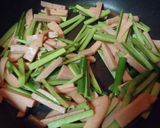 ニンニク茎と魚肉ハム…ウスターソース炒め作り方4写真