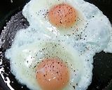 とろけるチーズの目玉焼き作り方1写真