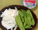 絹さやとたまねぎとツナ缶の和風パスタ作り方1写真