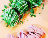 副菜に♡簡単！豆苗とウィンナーの炒め物♡作り方1写真