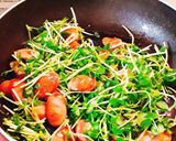 副菜に♡簡単!豆苗とウィンナーの炒め物♡作り方3写真