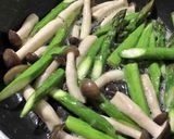 しめじとアスパラとカニカマバター醤油炒め作り方2写真