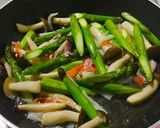 しめじとアスパラとカニカマバター醤油炒め作り方3写真
