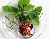 薔薇とレモンバームとローズマリーのお茶作り方1写真