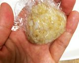 小さなおにぎりに具を入れるコツ作り方5写真