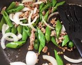 スナップエンドウと挽肉のオイスター炒め作り方6写真