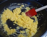とろとろスクランブルエッグきのこ乗せ作り方4写真