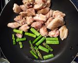 簡単！おかず鶏肉とアスパラの生姜醤油炒め作り方3写真