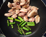 簡単！おかず鶏肉とアスパラの生姜醤油炒め作り方3写真