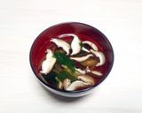 椎茸とみょうがと糸みつ葉のお吸い物作り方3写真