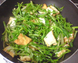 風味最高！厚揚げとセリの炒め物(´∇｀*作り方2写真