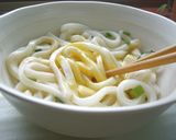 乗せて混ぜるだけ！バター醤油の釜玉うどん作り方3写真
