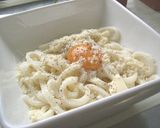 乗せて混ぜるだけ！カルボナーラ釜玉うどん作り方2写真