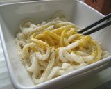 乗せて混ぜるだけ！カルボナーラ釜玉うどん作り方3写真