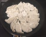 フライパンひとつで！餃子のミートグラタン作り方1写真