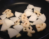簡単！大根と蓮根のニンニク醤油炒め。作り方3写真