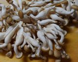 簡単♪鶏むね肉としめじの西京味噌煮込み！作り方1写真