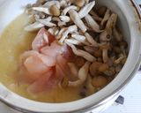 簡単♪鶏むね肉としめじの西京味噌煮込み！作り方3写真