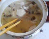 簡単♪鶏むね肉としめじの西京味噌煮込み！作り方4写真