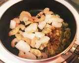 家庭で本格ピラフ！炒めてから炊飯器へ☆作り方2写真