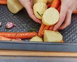 ポテトとにんじんを添えたローストチキン作り方8写真