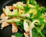 さっぱり梅味☆鶏のササミ&セロリの炒め物作り方6写真