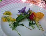 お庭の花で♪エディブルフラワーのサラダ作り方3写真