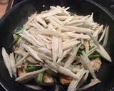 ❤️大好きな組み合わせ鶏ごぼうマヨ炒め♫作り方3写真