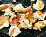 夏！食欲増進！鶏の梅ニンニク大葉醤油炒め作り方3写真