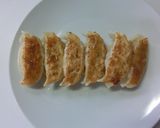 王将の生餃子で！海老マヨ風焼餃子作り方2写真