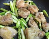 鶏もも肉とアスパラの甘辛味噌炒め♪作り方5写真