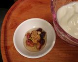 ヨーグルトにナッツ&レーズン作り方1写真