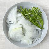 鶏皮と玉ねぎのさっぱり甘酢漬け作り方1写真