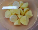 朝食♪じゃが芋とワカメと油揚げのお味噌汁作り方1写真