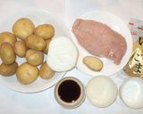 簡単！肉じゃがのゴマまぶし♪鶏肉じゃが芋作り方1写真