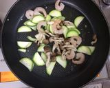 海老としめじとズッキーニのパスタ作り方4写真