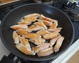 鶏手羽中と蓮根とアスパラの炒め煮作り方2写真