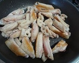 鶏手羽中と蓮根とアスパラの炒め煮作り方3写真