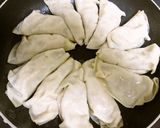 ボリューム満点！大満足なキムチ餃子ピザ作り方3写真