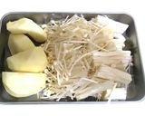 榎茸といんげん豆のりんごのおろし酢和え作り方1写真