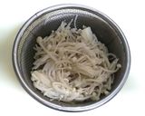 榎茸といんげん豆のりんごのおろし酢和え作り方2写真