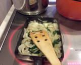 新玉ねぎとほうれん草の炒め物作り方4写真