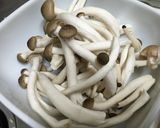 きゅうりとしめじのごま油&塩昆布和え☆作り方1写真