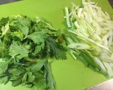 シャキッと☆セロリの旨塩レモン炒め。作り方1写真